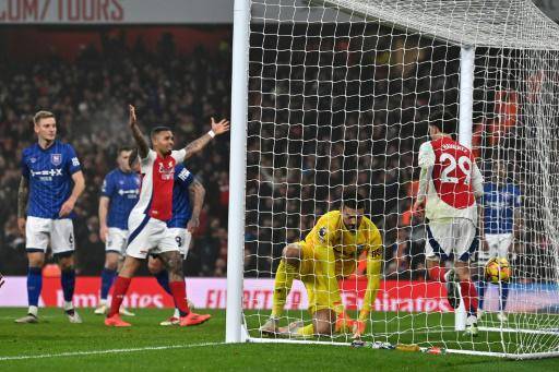 Arsenal cumple ante Ipswich (1-0) y se pone segundo en la Premier League
