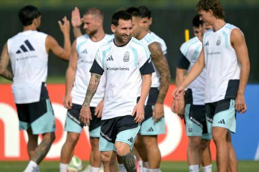 Messi vuelve a refugiarse con Argentina en unos días difíciles