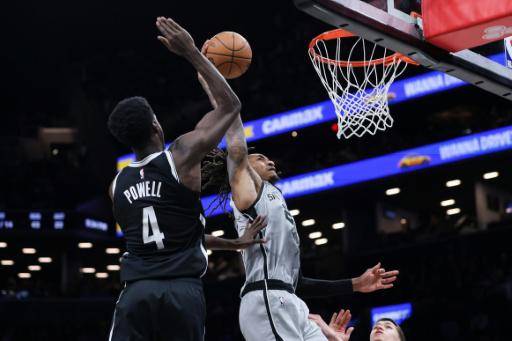Devin Vassell, de los San Antonio Spurs, encesta contra Drake Powell en la victoria de los Spurs en la NBA contra los Brooklyn Nets