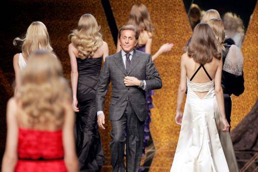 Muere el diseñador italiano Valentino, creador del icónico rojo que lleva su nombre