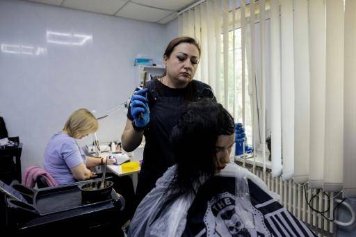 Cerca del frente en Ucrania, la belleza brinda una vía de escape de la guerra