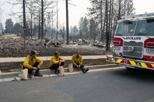 Más de 65.000 personas huyen de los incendios que arrasan una ciudad en el noroeste de EEUU