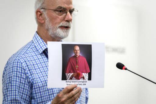 Un activista de una organización contra el abuso sexual de niños en la Iglesia católica muestra una fotografía de un clérigo durante una rueda de prensa en Ginebra el 7 de junio de 2018