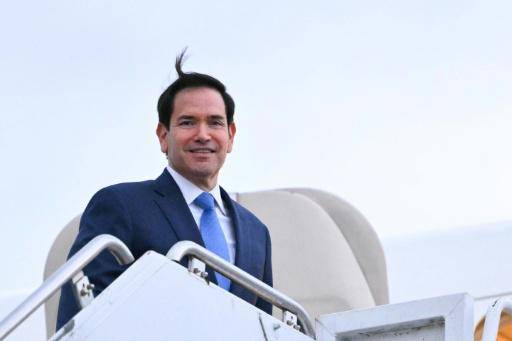 El secretario de Estado de EEUU, Marco Rubio, parte del aeropuerto internacional John C. Munro, en Hamilton, Canadá, el 12 de noviembre de 2025, tras una reunión ministerial del G7