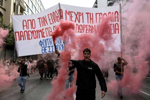 Estudiantes, profesores y funcionarios protestan en Grecia, como en Francia