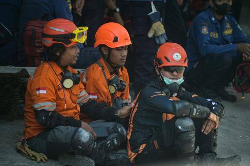 Sin señales de vida de 59 personas bajo los escombros de la escuela derrumbada en Indonesia