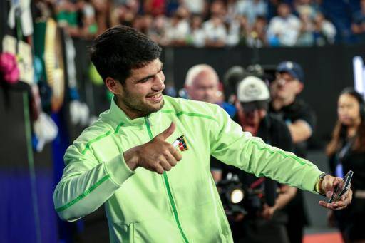 Carlos Alcaraz se toma una selfi con los aficionados tras un partido en el Abierto de Australia