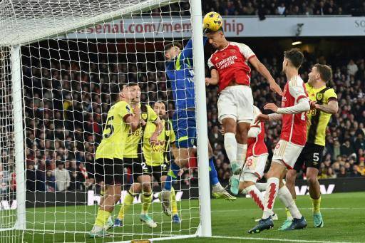 Arsenal mete presión al líder Manchester City con un cómodo triunfo ante Burnley