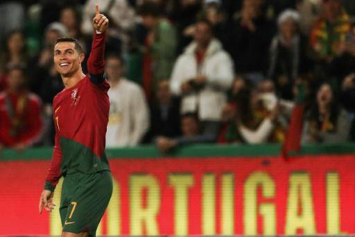 El delantero Cristiano Ronaldo celebra un gol durante un partido de clasificación para la Eurocopa 2024 entre Portugal y Liechtenstein, en el estadio José Alvalade de Lisboa, el 23 de marzo de 2023