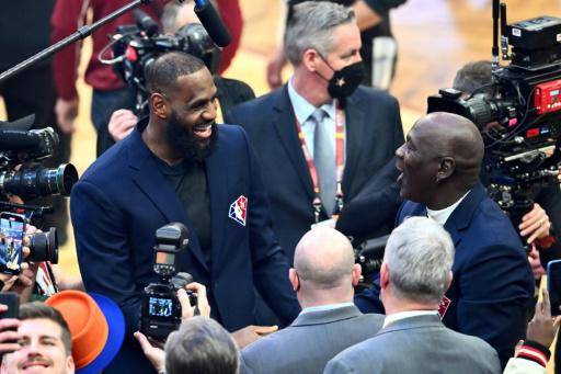LeBron James (izquierda) y Michael Jordan se saludan durante el All-Star de la NBA de 2022.