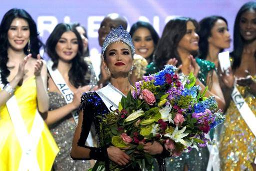 La estadounidense R'Bonney Gabriel se corona Miss Universo, flanqueada por latinas