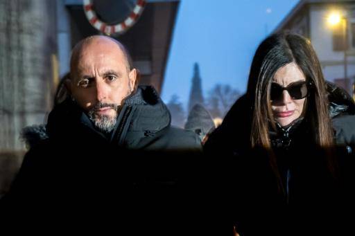 Jacques Moretti y su esposa, Jessica, propietarios del bar Le Constellation, llegan a una audiencia en la oficina de la fiscalía del cantón de Valais, el 9 de enero de 2026 en Sion (Suiza)