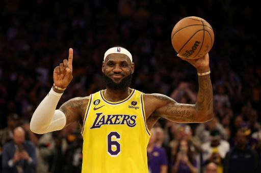 LeBron James celebra su récord de máximo anotador histórico de la NBA durante el partido entre los Lakers y los Oklahoma City Thunder disputado el 7 de febrero de 2023 en Los Ángeles