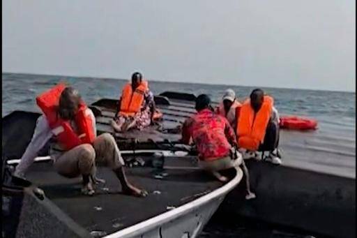 Al menos 15 muertos y 27 desaparecidos tras el vuelco de un ferri en un lago de Zimbabue