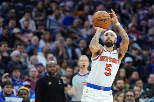 José Alvarado lanza durante la victoria de los New York Knicks ante los Philadelphia 76ers el 11 de febrero de 2026