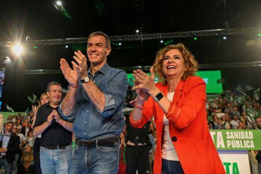 Una derrota en Andalucía sería dolorosa para el jefe del Gobierno español Pedro Sánchez (izquierda), cuya candidata es su exvicepresidenta María Jesús Montero (derecha)