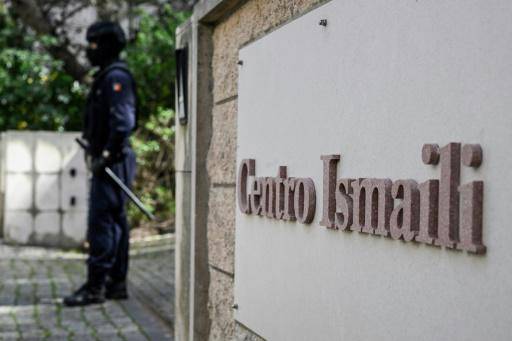 Un policía portugués monta guardia a la entrada del centro ismaelita, donde dos personas fueron asesinadas con un cuchillo, el 28 de marzo de 2023 en Lisboa