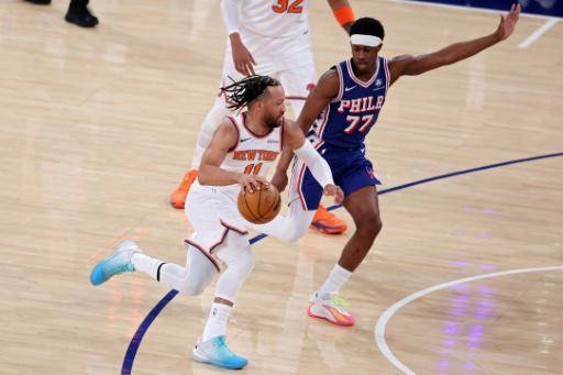 Jalen Brunson defendido por el novato VJ Edgecombe en el primer juego de las semifinales de la Conferencia Este entre los New York Knicks y los Philadelphia 76ers el 4 de mayo de 2026