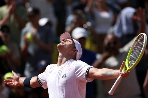 Davidovich resiste en cinco sets ante Dzumhur en inicio de Roland Garros