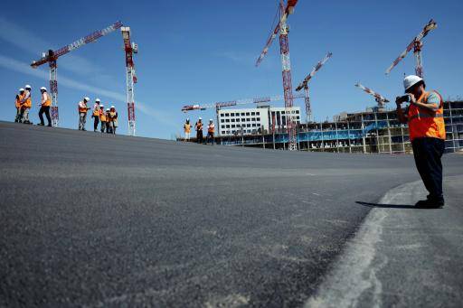 Varias personas trabajan en la curva 12, bautizada como la Monumental, con más de 550 metros de longitud y una inclinación del 24%, durante los trabajos de construcción del nuevo circuito de Fórmula 1 de Madrid, el 26 de mayo de 2026 en la capital de España