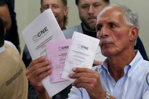 El candidato presidencial del Partido Nacional de Honduras, Nasry Asfura, emite su voto en Tegucigalpa el 30 de noviembre de 2025