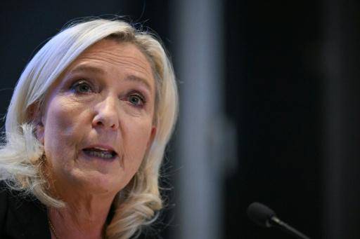La ultraderechista Le Pen busca imponerse como la candidata del orden en Francia