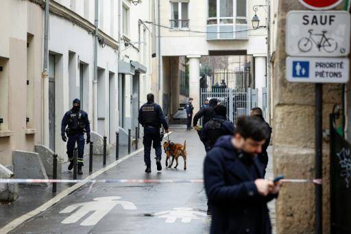 Agentes de policía inspeccionan la sede del partido de izquierda radical La Francia Insumisa (LFI) en París tras una amenaza de bomba, el 18 de febrero de 2026