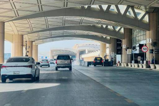 Se escuchan explosiones en la capital saudita antes de la reapertura del aeropuerto