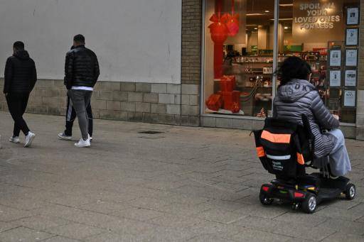 Solicitantes de asilo se sienten como en una cárcel en una barcaza donde los aloja el gobierno británico