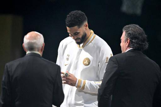 Celtics aplastan a Knicks en inicio de su defensa del título NBA