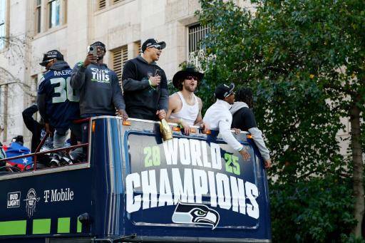 Miembros de los Seahawks durante el desfile de campeones del Super Bowl en Seattle el 11 de febrero de 2026