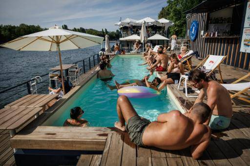 Los parisinos adinerados encuentran su Costa Azul junto al Sena para escapar del calor