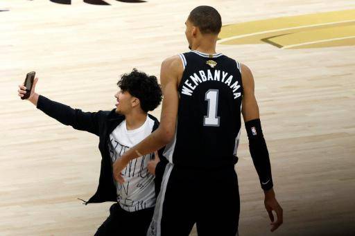 La NBA veta de por vida al aficionado que irrumpió en las Finales por una selfi