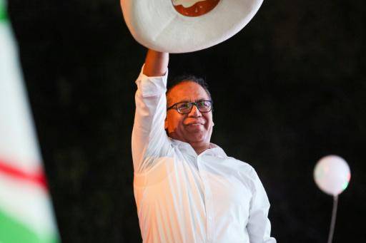 Candidatos cierran campaña presidencial en Perú ante un final de fotografía