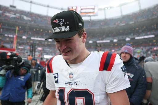 El joven quarterback Drake May tras la victoria de los New England Patriots en los playoffs de la NFL el 25 de enero de 2026