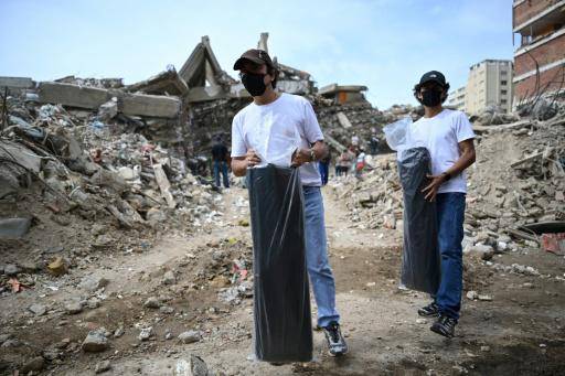 Un taller de moda pasa a confeccionar bolsas mortuorias tras los terremotos en Venezuela