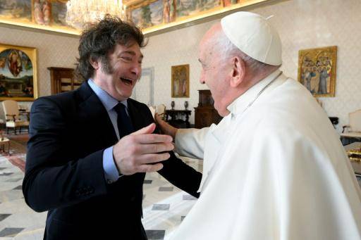Tras los abrazos, los alfajores: Milei se reúne con Francisco en el Vaticano