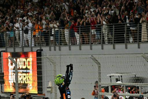 El piloto británico de McLaren Lando Norris celebra su título mundial de Fórmula 1, el 7 de diciembre de 2025 en el circuito de Yas Marina, en Abu Dabi