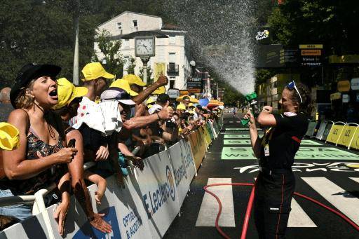 La ola de calor convierte en un infierno el Tour de Francia