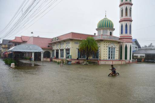 Asciende a 33 el balance de muertos por las inundaciones en Tailandia