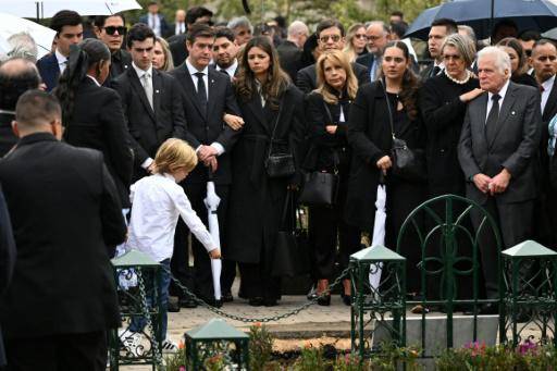 Colombia entierra al presidenciable asesinado sin Petro