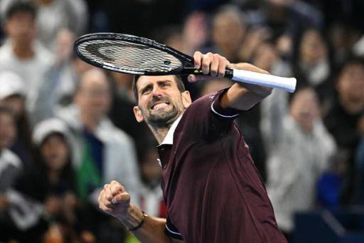 Djokovic sobrevive ante Bu Yunchaokete y espera a Zverev en cuartos de Pekín