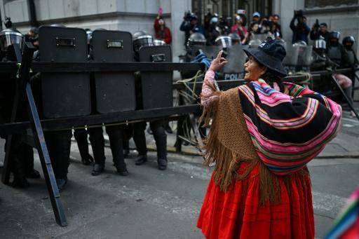 Bolivia está casi al límite, dice el presidente y los manifestantes le piden que se vaya