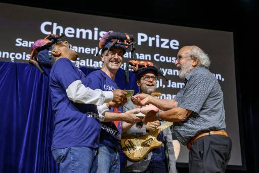 Estudio brasileño que pisotea serpientes y urinarios antifugas ganan los anti-Nobel de 2026