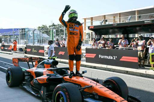 Lando Norris saluda al público de Miami tras imponerse en la sesión de clasificación para el esprint el 1 de mayo de 2026