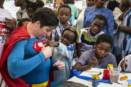 El Superman brasileño devuelve la esperanza a niños enfermos en su primera gira por África