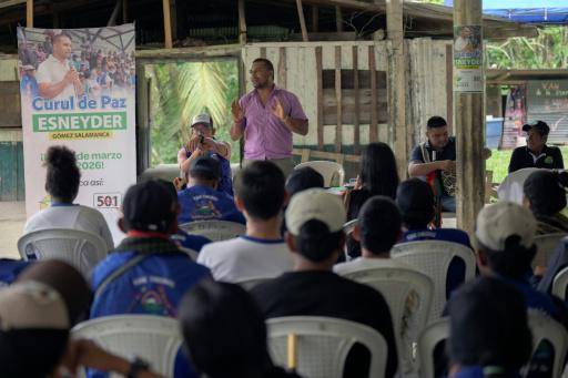 El líder indígena Esneyder Gómez Salamanca (C), candidato a una curul de paz en el Congreso, habla durante un mitin electoral en el poblado de El Playón, en la región del Alto Naya, departamento del Cauca, Colombia, el 12 de febrero de 2026