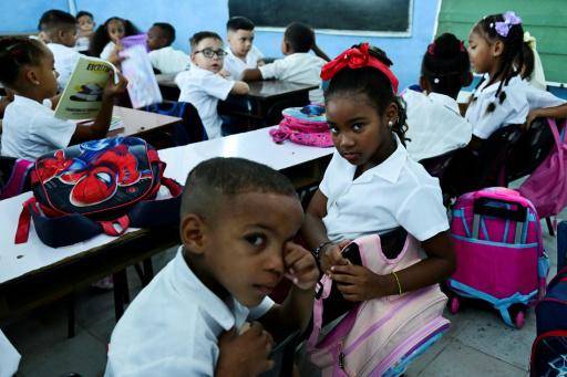 Apagones, falta de maestros y uniformes marcan el inicio del año escolar en Cuba