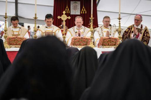 El Vaticano confirma la excomunión de seis obispos tradicionalistas