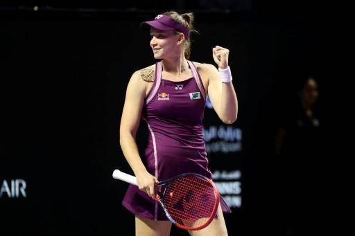 La kazaja Elena Rybakina celebra su victoria ante la bielorrusa Aryna Sabalenka en la final del Masters WTA, en Riad (Arabia Saudita), el 8 de noviembre de 2025